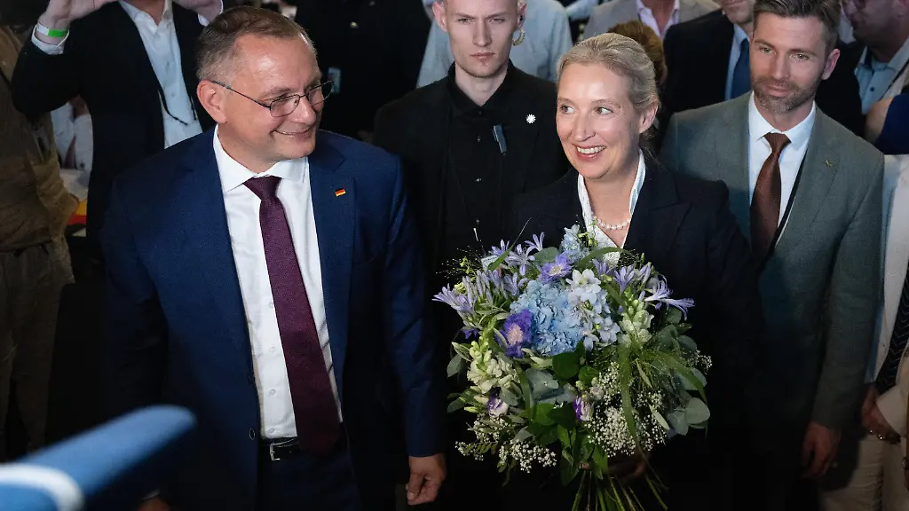 Alice-Weidel-Bundesvorsitzende-und-Fraktionsvorsitzende-der-AfD-haelt-beim-Bundesparteitag-der-AfD-nach-ihrer-Wiederwahl-als-Co-Chefin-der-AfD-einen-Blumenstrauss-in-den-Haenden-Bei-dem-Treffen-soll-die-Fuehrungsspitze-der-Partei-neu-gewaehlt-werden-Der-Bundesparteitag-der-AfD-findet-am-4-und-5-Juli-in-der-Messe-Erfurt-statt