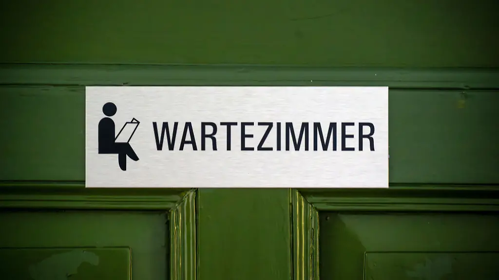 An-der-Tuer-einer-Arztzpraxis-ist-das-Wort-Wartezimmer-zu-lesen-Am-12-Mai-startet-der-130-Deutsche-Aerztetag-in-Hannover
