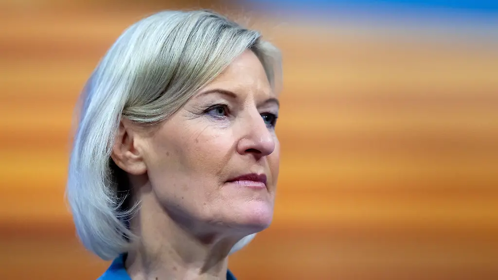 Angelika-Niebler-Vorsitzende-der-CSU-Europagruppe-steht-beim-CSU-Parteitag-in-der-Messehalle-auf-der-Buehne