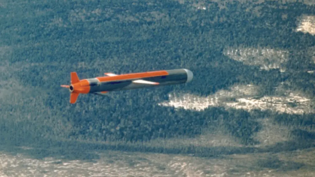 Auf-dem-Archivbild-von-1989-des-us-amerikanischen-Verteidigungsministeriums-fliegt-ein-von-einem-U-Boot-abgefeuerter-Marschflugkoerper-vom-Typ-Tomahawk-bei-einem-Test-ueber-den-US-Bundestaat-Maine-Ueber-zwei-Dutzend-Marschflugkoerper-wurden-von-den-USA-am-Dienstag-3-9-96-als-Vergeltung-fuer-das-irakische-Eindringen-in-die-kurdische-Schutzzone-im-Norden-des-Landes-auf-Flugabwehrstellungen-im-Sueden-abgeschossen