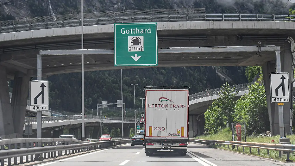Hupen und Fußgänger: Urlauber stecken am Gotthard-Tunnel im Drei-Stunden-Stau