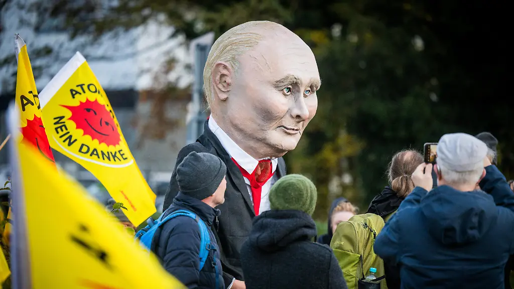 Begleitet-von-Demonstrationen-hat-am-Mittwoch-20-11-2024-der-Eroerterungstermin-zum-umstrittenen-Ausbau-der-Lingener-Brennelemente-Fabrik-und-zum-moeglichen-Einstieg-des-russischen-Staatskonzerns-Rosatom-begonnen-Foto-Schwellkopf-zeigt-Russlands-Praesident-Wladimir-Putin-Vor-den-oertlichen-Emslandhallen-versammelten-sich-laut-Polizei-etwa-80-Mitarbeiter-der-Fabrik-und-35-Atomkraftgegner-Der-Betreiber-der-Brennelemente-Fabrik-eine-Tochter-des-franzoesischen-Atomkonzerns-Framatome-will-kuenftig-auch-Brennstaebe-fuer-Atomreaktoren-russischer-oder-sowjetischer-Bauart-herstellen-und-hat-dafuer-eine-Zusammenarbeit-mit-Rosatom-vereinbart-Vor-allem-wegen-Sicherheitsbedenken-haben-rund-11-000-Menschen-Einwaende-gegen-das-Vorhaben-erhoben-ueber-diese-wird-bei-dem-Eroerterungstermin-diskutiert-Nach-Angaben-des-niedersaechsischen-Umweltministeriums-waren-am-Mittwoch-143-Einwenderinnen-und-Einwender-persoenlich-bei-der-nicht-oeffentlichen-Veranstaltung-vor-Ort-Insgesamt-seien-280-Menschen-in-der-Halle-gewesen-Siehe-epd-Meldung-vom-20-11