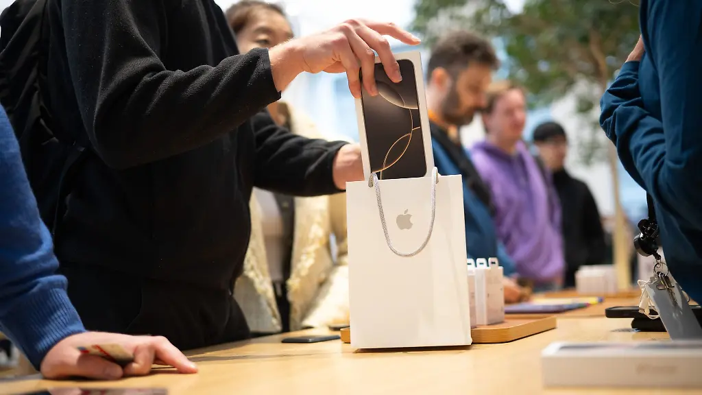 Tiefpreise im Blick: Abwarten, Geld sparen: Smartphone-Kauf mit Strategie