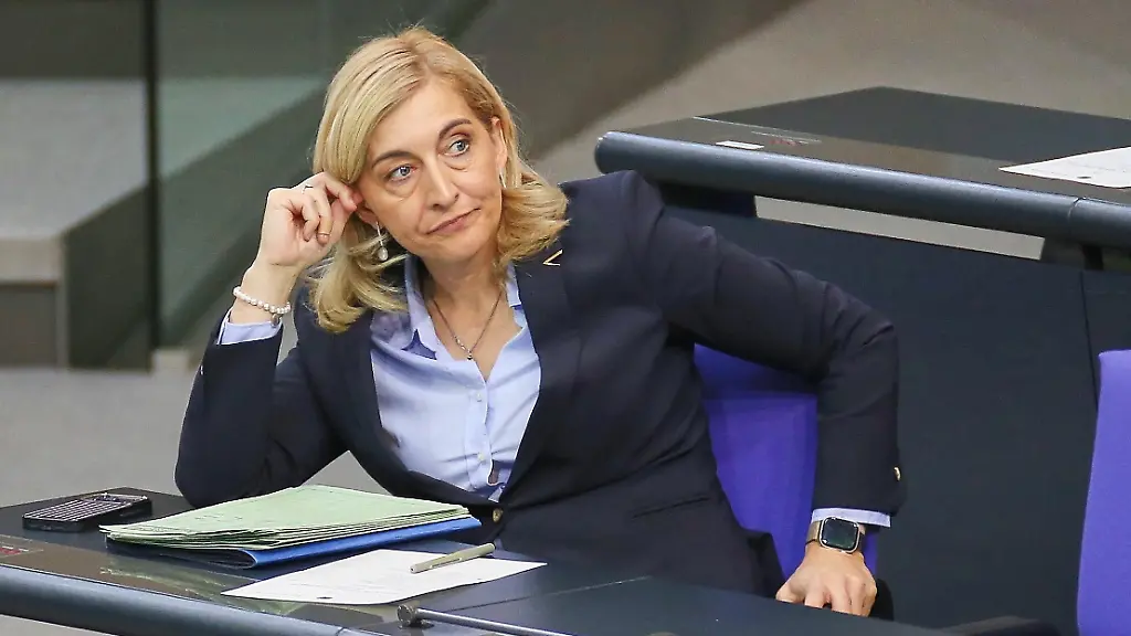 Nach großer Kritik: Warken will Mitversicherung von Ehepartnern doch weiter fassen