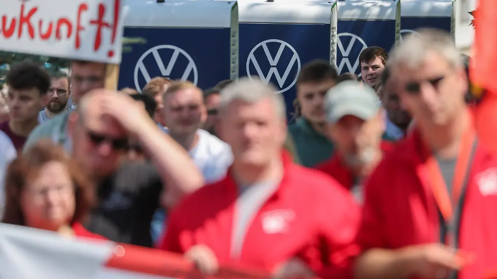 Beschaeftigte-von-Volkswagen-beteiligen-sich-an-einer-Informations-und-Protestaktion-der-IG-Metall-vor-dem-VW-Werk-in-Zwickau-Am-Tag-der-Aufsichtsratssitzung-der-Volkswagen-AG-in-Wolfsburg-organisiert-die-IG-Metall-bundesweit-Informations-und-Protestaktionen-an-zahlreichen-Standorten-des-Konzerns