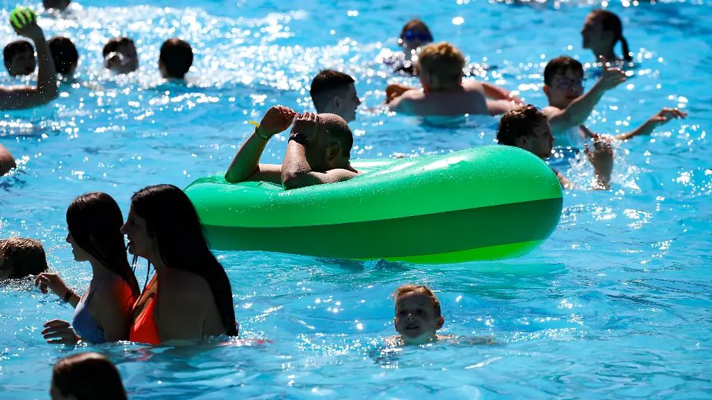 Gefahr im Schwimmbad: Bäder warnen vor gefährlicher Handy-Ablenkung von Eltern