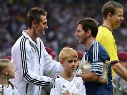Trikot als Geschenk: Glückwunsch-Telefonat: Klose telefoniert mit Messi