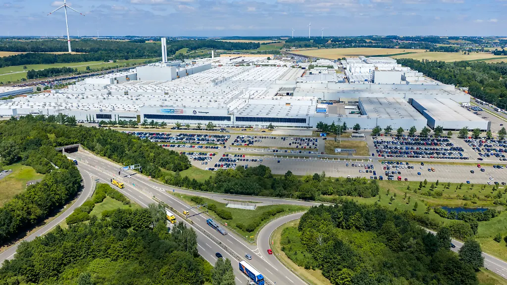 Blick-auf-das-VW-Werk-in-Zwickau-Am-Tag-der-Aufsichtsratssitzung-der-Volkswagen-AG-in-Wolfsburg-organisiert-die-IG-Metall-bundesweit-Informations-und-Protestaktionen-an-zahlreichen-Standorten-des-Konzerns