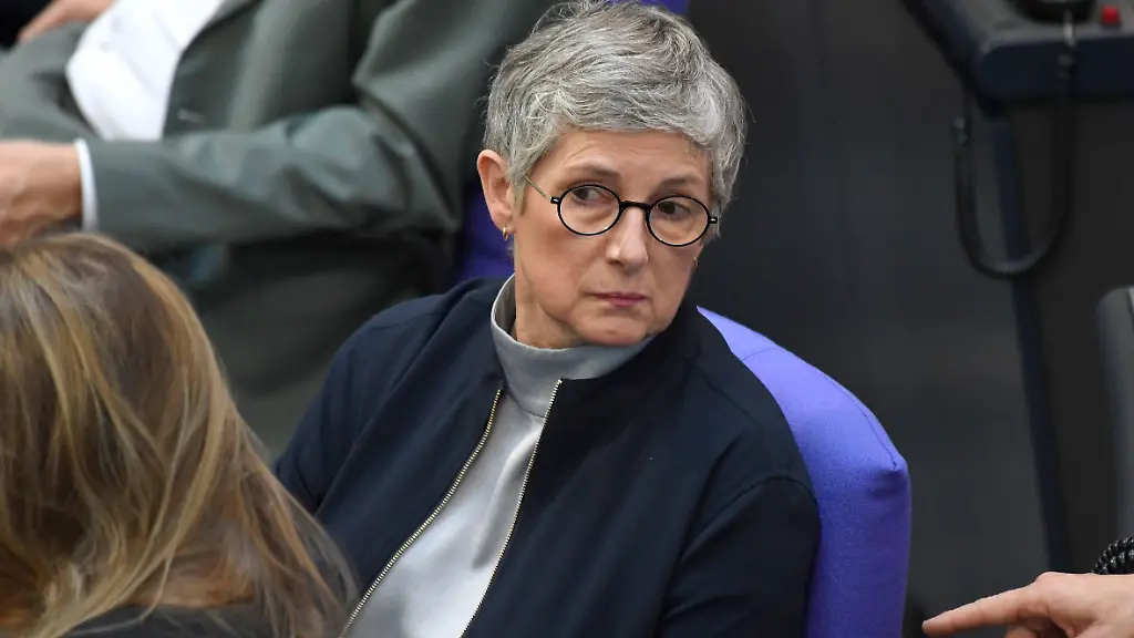 Deutsche laut Umfrage gespalten: Grünen-Fraktionschefin für neue Debatte über Leihmutterschaft