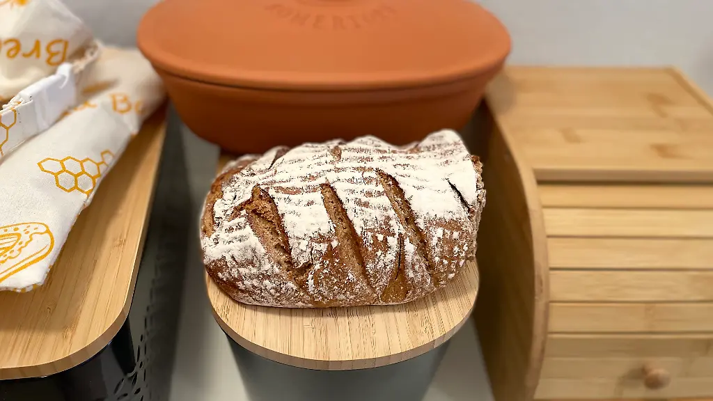 Brotkaesten-und-Brotbeutel-im-ntv-Produkt-Check-welches-Brot-bleibt-am-laengsten-frisch-ohne-zu-schimmeln