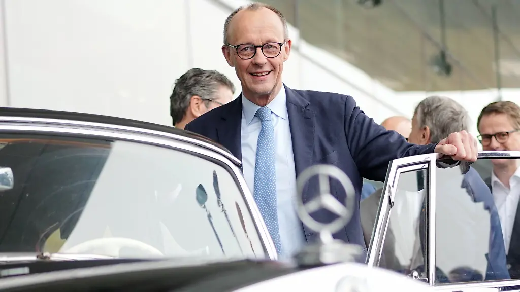 Bundeskanzler-Friedrich-Merz-CDU-steht-vor-der-Messehalle-neben-dem-Mercedes-des-frueheren-Bundeskanzlers-Adenauer-beim-Hallenrundgang-vor-dem-CDU-Bundesparteitag-Am-Freitag-werden-Praesidium-und-Vorstand-neu-gewaehlt-Fuer-den-Vorsitz-tritt-zum-dritten-Mal-in-Folge-Kanzler-Friedrich-Merz-als-einziger-Kandidat-an