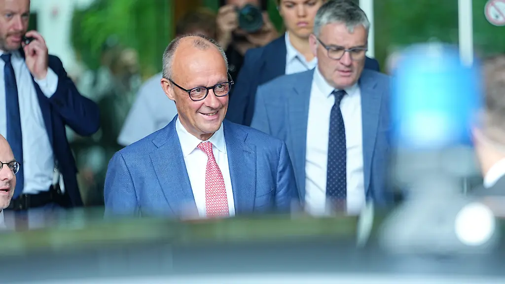 Bundeskanzler-Friedrich-Merz-Mitte-l-CDU-verlaesst-nach-der-traditionellen-Sommer-Pressekonferenz-mit-Regierungssprecher-Stefan-Kornelius-r-das-Haus-der-Bundespressekonferenz-BPK