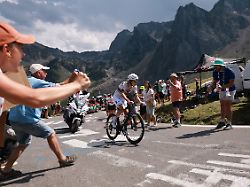 Einer seiner größten Siege: Tadej Pogacar klaut der Tour de France das höchste Gut