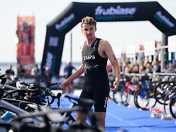 Gegner muss barfuß rennen: Verrückter Schuhklau wirbelt Meisterschafts-Triathlon durcheinander
