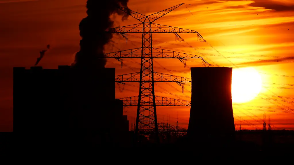 Dampfschwaden-steigen-in-den-Abendhimmel-am-Kohlekraftwerk-Neurath-des-Stromkonzerns-RWE-Die-deutsche-Industrie-soll-mit-einem-Industriestrompreis-wieder-wettbewerbsfaehiger-werden-Themenbild-Symbolbild-Bergheim-02-06