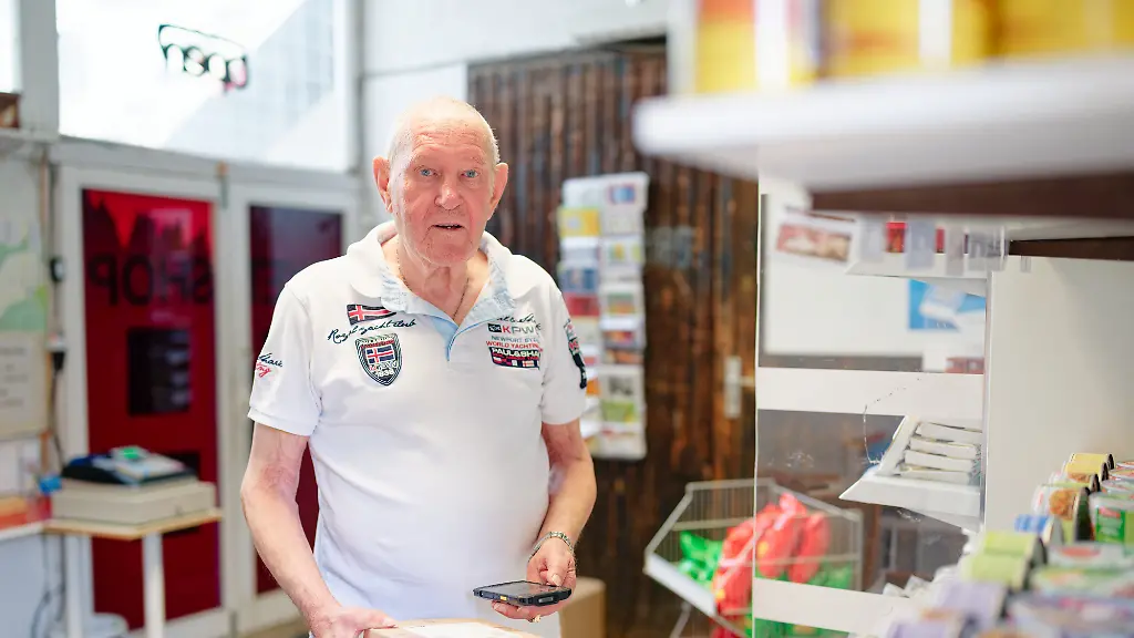 Kaum finanzieller Nutzen: 83-Jähriger eröffnet Paket-Shop gegen die Einsamkeit