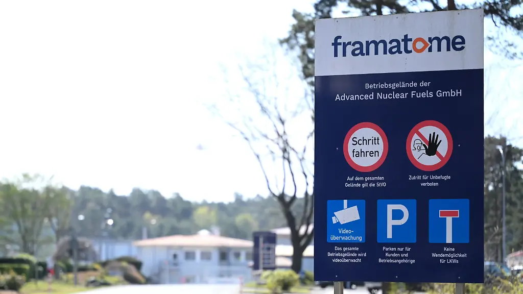 Der-Blick-auf-ein-Zugangstor-des-Werks-der-Framatome-Advanced-Nuclear-Fuels-GmbH