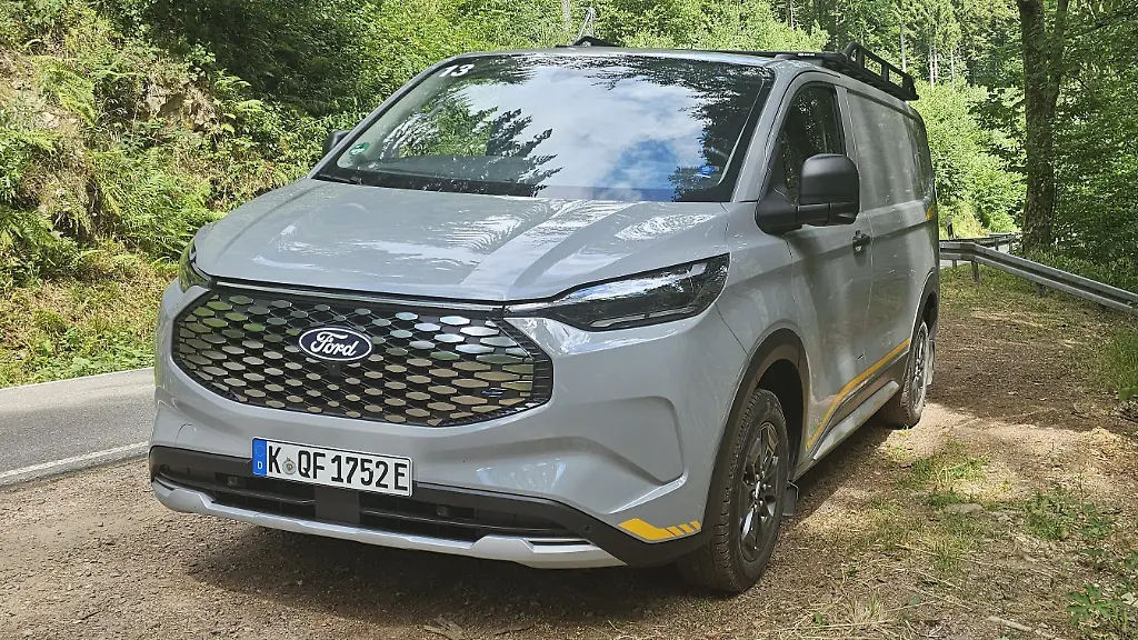 Vier fürs Handwerk: Ford E-Transit Custom AWD – neuer E-Transporter mit Allradantrieb