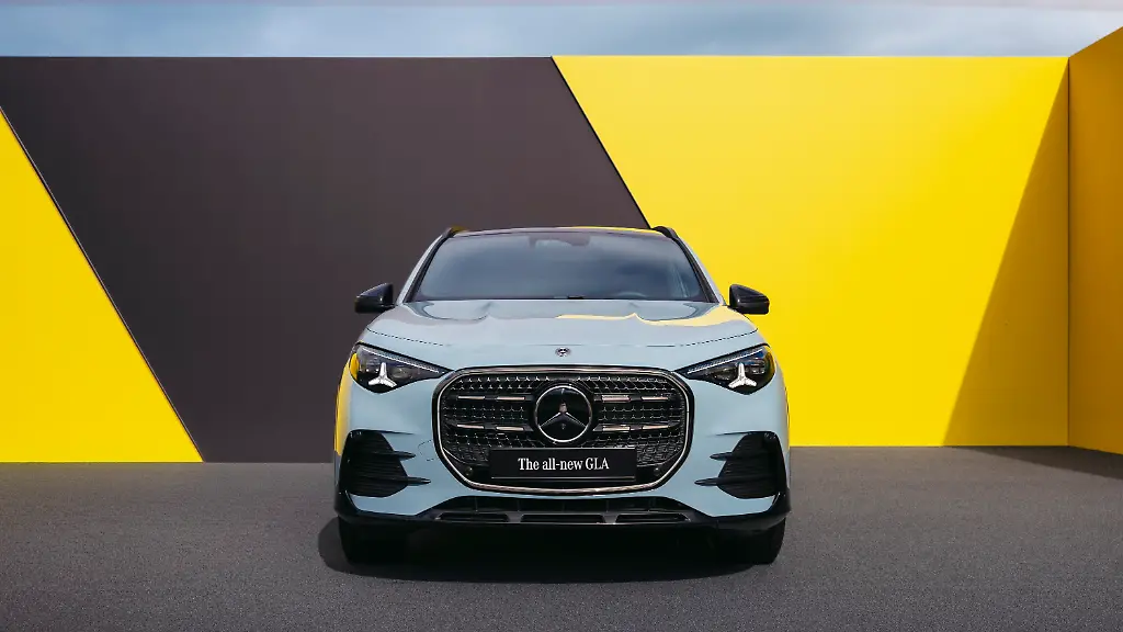 Der-neue-Mercedes-Benz-GLA-Hybrid-Exterieur-Aquamint-Uni-Interieur-ARTICO-nappa-look-black-clean-white-pearl-MICROCUT-microfibre-black-The-all-new-Mercedes-Benz-GLA-hybrid