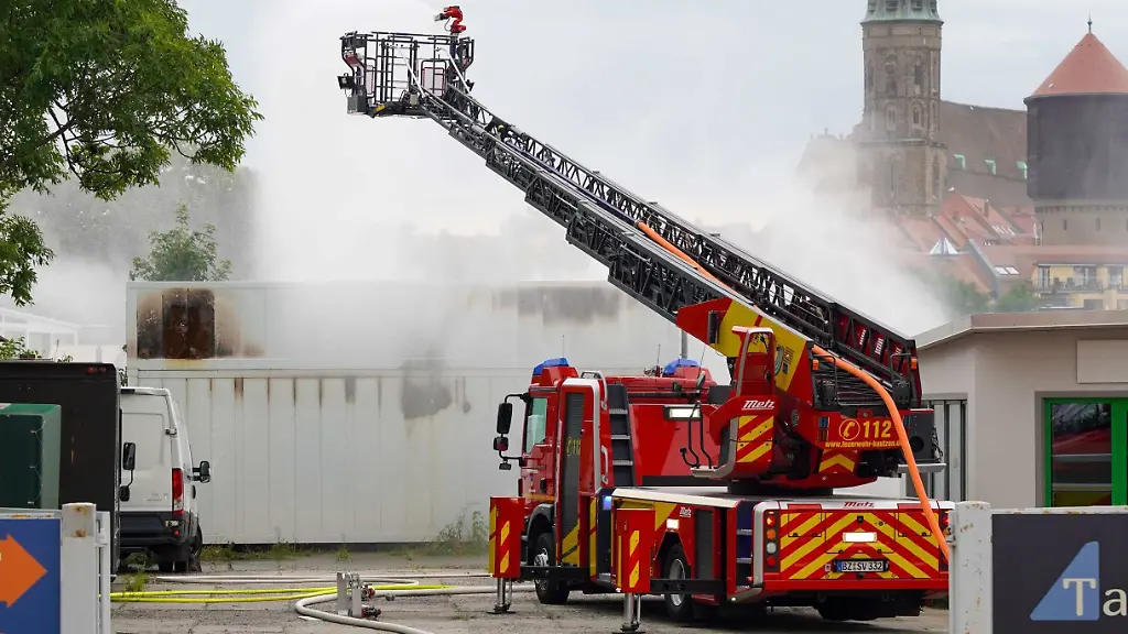 Mehrere Anwohner evakuiert: Feuerwehr bekämpft seit Stunden Batteriespeicherbrand in Bautzen