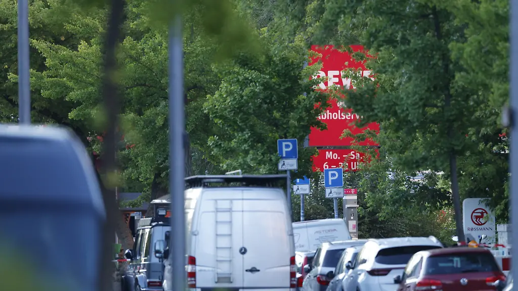 „Alles sehr schnell passiert“: Täter soll in Supermarkt „funkelndes“ Messer gezogen haben