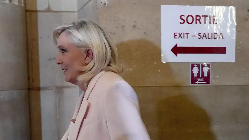 Kandidatur vor dem Aus?: Urteil: Le Pen muss für ein Jahr eine Fußfessel tragen