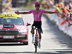 Pogacar-Team leidet: Carapaz gewinnt Auftakt der Alpen-Qualen