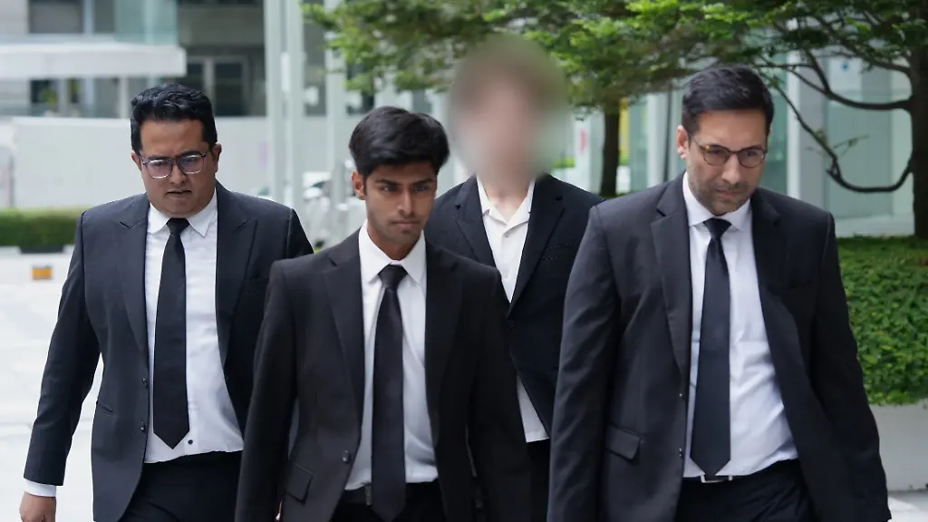 Haftstrafe möglich: Strohhalm-Streich bringt Franzosen vor Singapurer Gericht