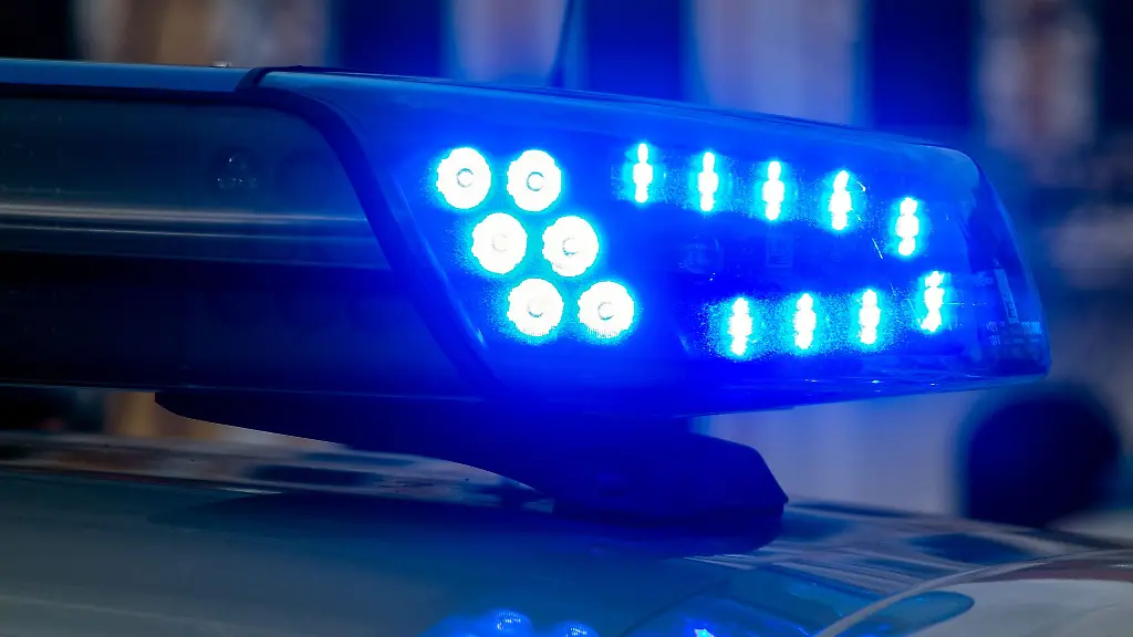 Kinder lebensgefährlich verletzt: Geisterfahrerin verursacht Frontalcrash auf A45 – zwei Tote