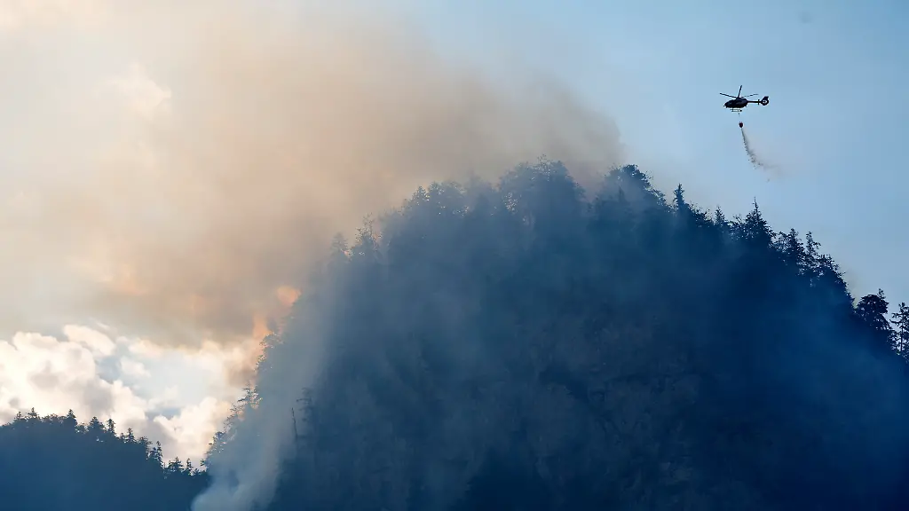 Starke Rauchentwicklung: Bergwald im Gipfelbereich der Chiemgauer Alpen in Brand