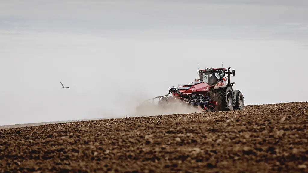 Ein-Traktor-mit-einer-Einzelkornsaemaschine-aufgenommen-in-Diehsa-10-04-2026