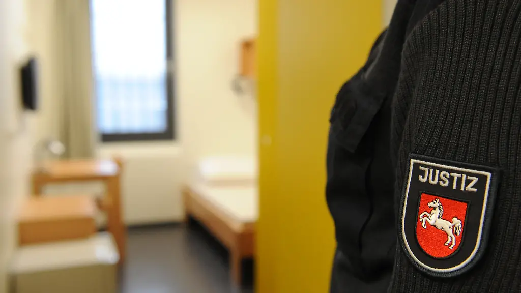Eine-Justizbeamtin-steht-am-10-01-2013-vor-einer-Zelle-der-neu-eroeffneten-Justiz-Vollzugsanstalt-JVA-Bremervoerde-Niedersachsen-Sie-ist-das-erste-teilprivatisierte-Gefaengnis-Niedersachsens-Die-66-Millionen-Euro-teure-Anstalt-hat-Platz-fuer-bis-zu-300-Gefangene