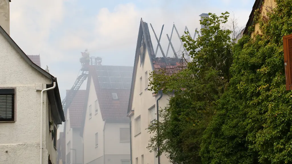 Großeinsatz der Polizei: Dachstuhl in Ingersheim ausgebrannt – zündete Mieter Brandsatz?