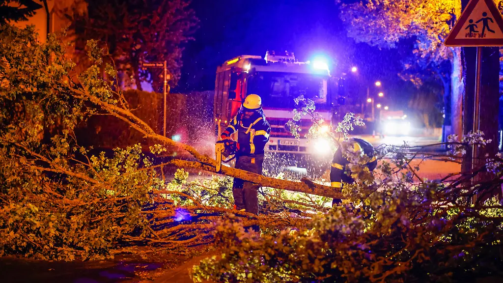 Menschen von Bäumen eingeklemmt: Unwetter sorgen für rund 1000 Feuerwehreinsätze bei Nürnberg