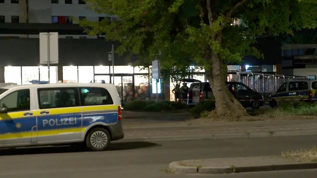 Berliner Polizei im Großeinsatz: Mann nimmt Frau in Supermarkt als Geisel