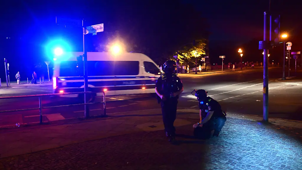 Mehrere Verletzte gemeldet: Auto fährt in Menschenmenge bei Berliner CSD – Fahrer flüchtet