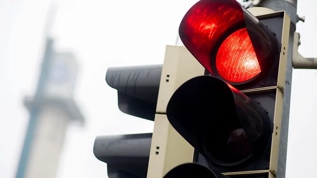 Urteil aus dem Straßenverkehr: Fahrverbot bei Rotlichtverstoß trotz Spurwechsel