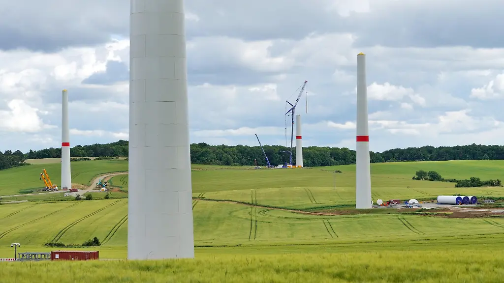 Entstehung-eines-neuen-Windparks-Windenergieprojekt-Windraeder-im-Aufbau-Nutzung-der-Windenergie-alternative-Energieerzeugung-hier-Windpark-Neubau-im-Weimarer-Land-Naehe-Kleinlohma-Thueringen-Zeitpunkt-06