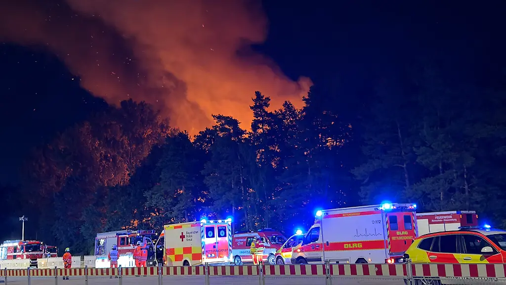 Brand nach drei Stunden gelöscht: Feuer in Nürnberg: Konzert abgebrochen, Campingplatz evakuiert