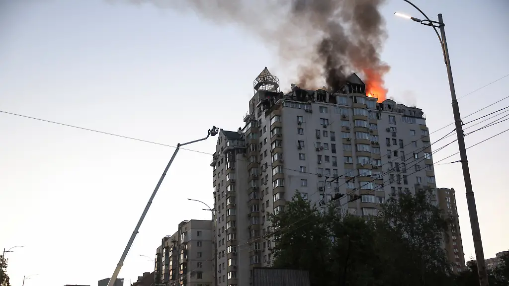 Hochhaus in Flammen: Kiew erlebt eine der schlimmsten Nächte seit Kriegsbeginn