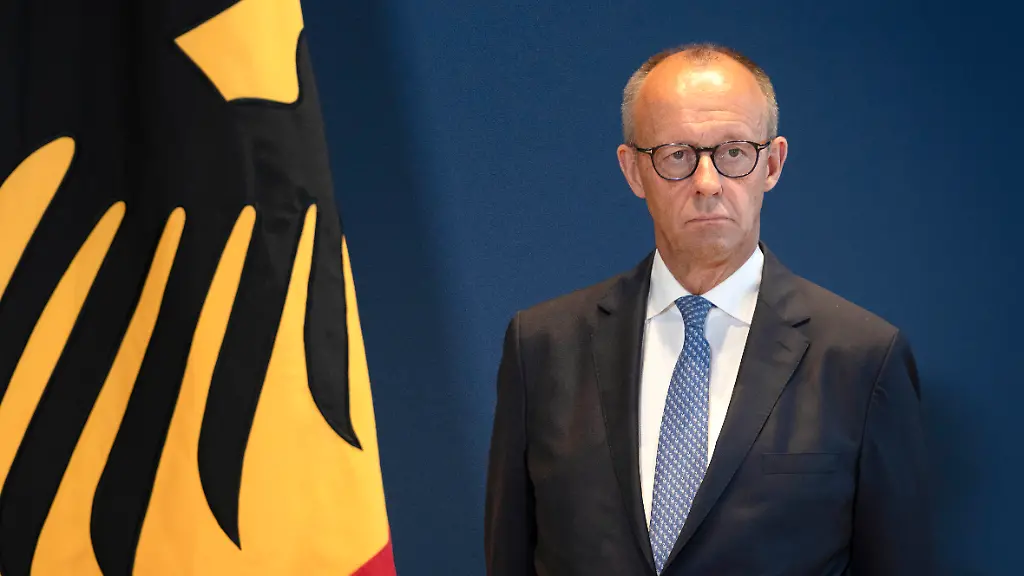 Friedich-Merz-bei-der-Aushaendigung-von-Entlassungs-und-Ernennungsurkunden-durch-den-Bundespraesidenten-im-Amtssitz-am-Spreebogen-Berlin-29-07
