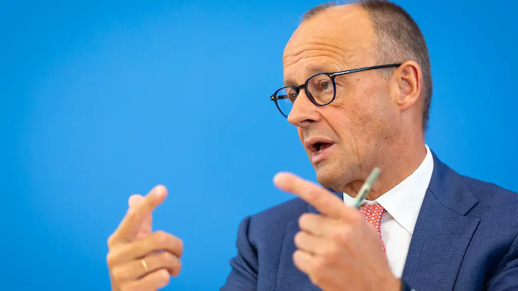 Kanzler in Sommerpressekonferenz: Merz verteidigt Sparvorgaben und macht der AfD eine Ansage