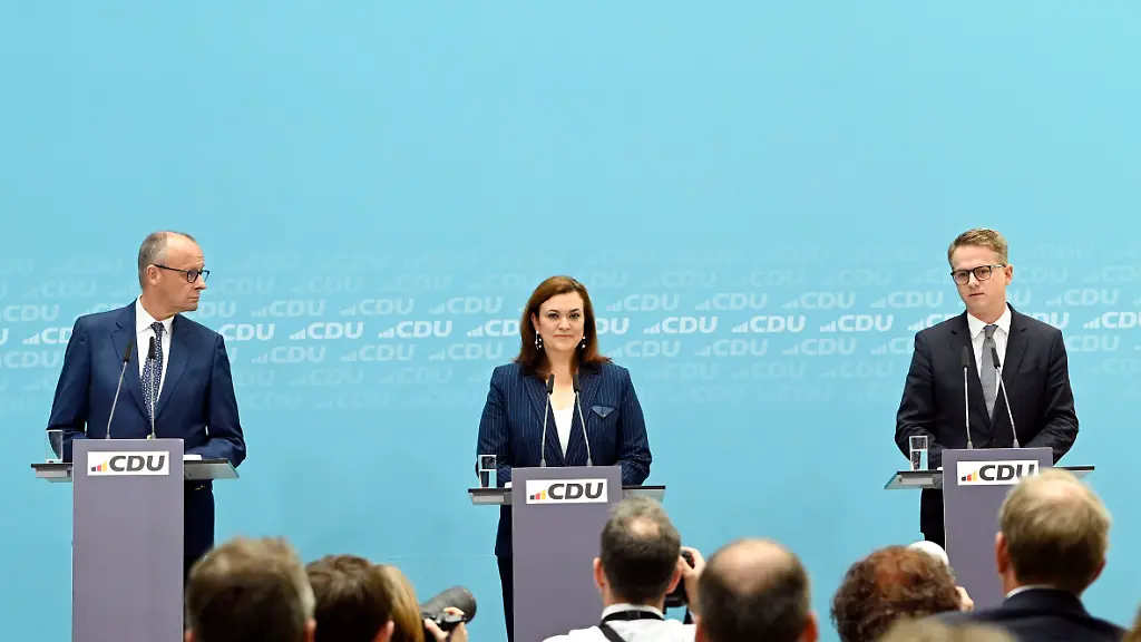 Friedrich-Merz-Franziska-Oppermann-und-Carsten-Linnemann-bei-einer-Pressekonferenz-press-conference-zu-aktuellen-Themen-im-Konrad-Adenauer-Haus-Berlin-27-07