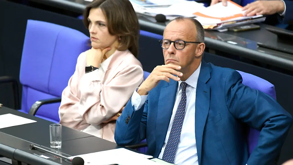 Friedrich-Merz-in-der-89-Sitzung-des-21-Deutschen-Bundestages-im-Reichstagsgebaeude-Berlin-09-07
