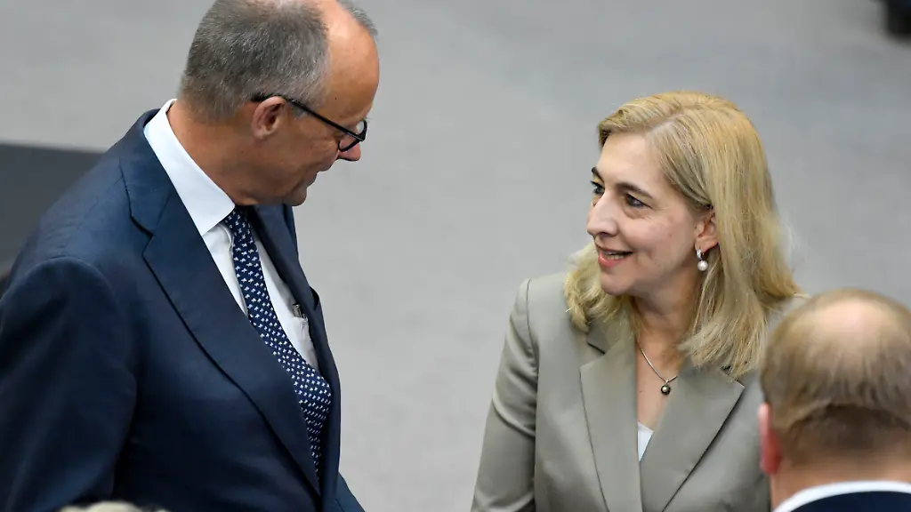 Friedrich-Merz-und-Nina-Warken-in-der-90-Sitzung-des-21-Deutschen-Bundestages-im-Reichstagsgebaeude-Berlin-10-07