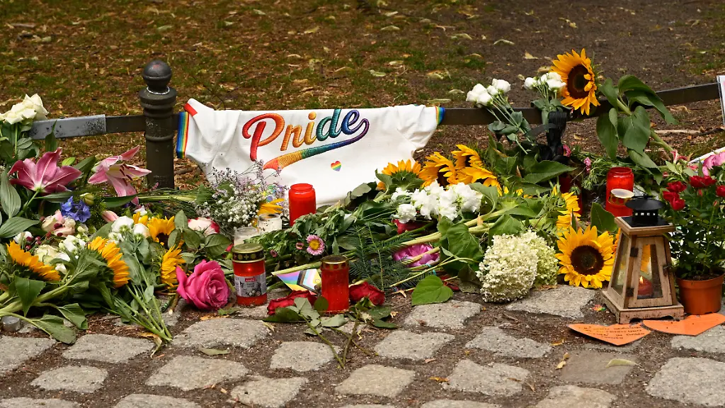 Gedenken-nahe-des-Tatorts-des-islamistischen-Terroranschlags-beim-48-Christopher-Street-Day-2026-im-Tiergarten-Berlin-27-07