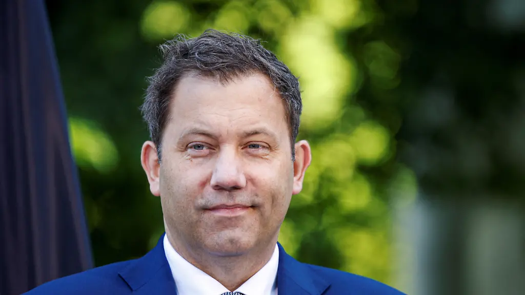 „Nicht krank zum Arzt schleppen“: Klingbeil: Krankschreibung ab erstem Tag pragmatisch lösen