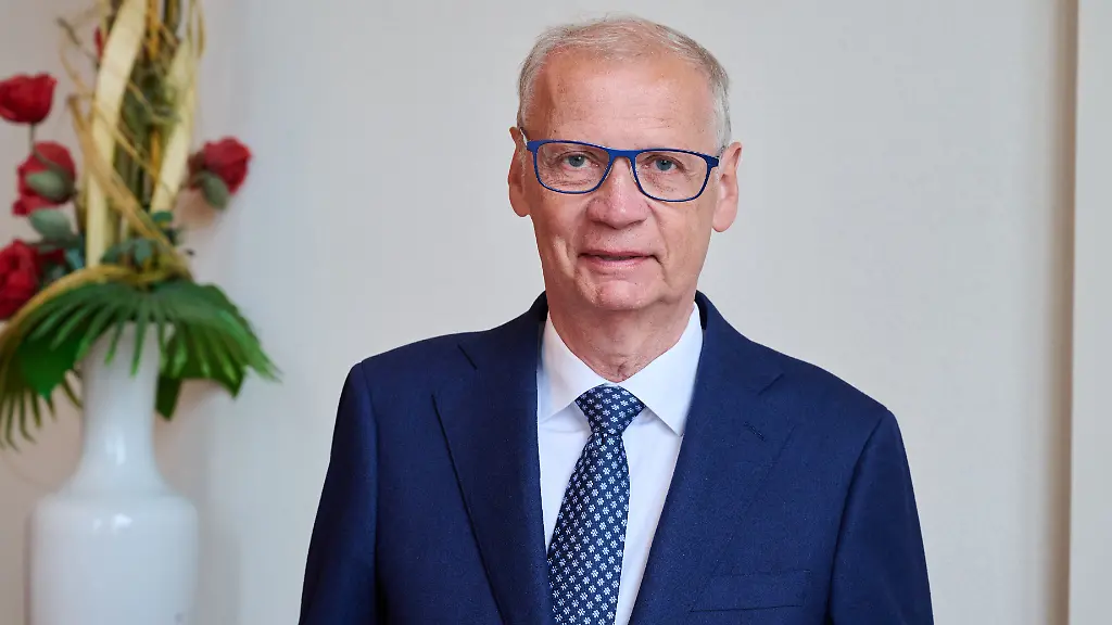 Guenther-Jauch-kommt-in-die-Staatskanzlei-Potsdam-zur-Verleihung-des-Landesverdienstordens