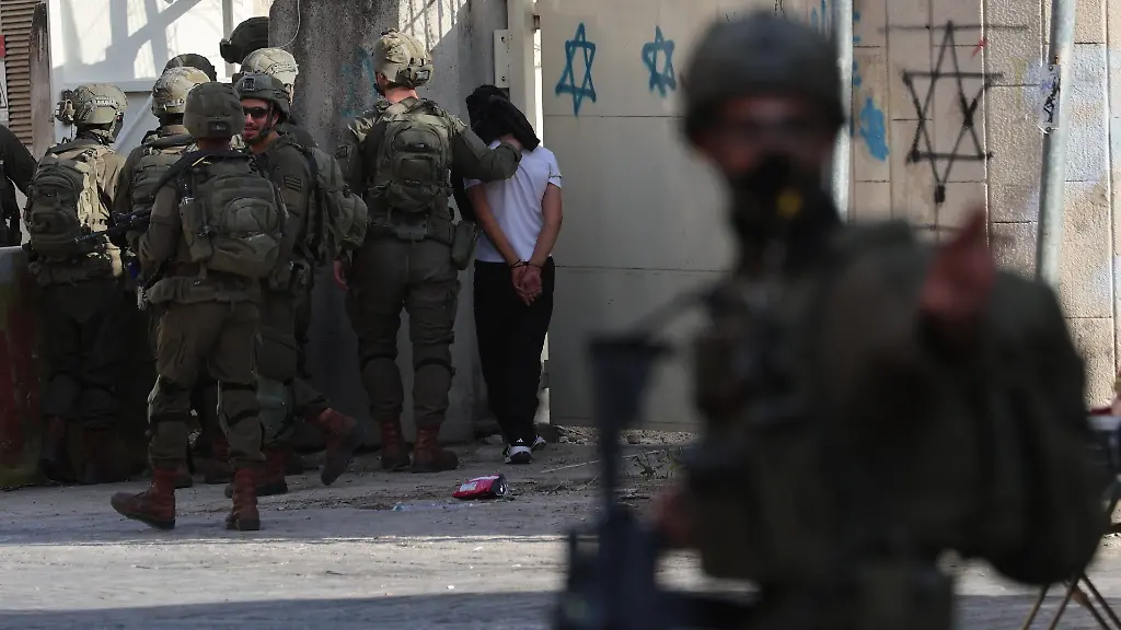 HEBRON-OCCUPIED-WEST-BANK-JULY-25-2026-Israeli-forces-arrested-a-Palestinian-man-during-a-settlers-incursion-into-the-Old-City-of-Hebron-carried-out-under-the-protection-of-the-Israeli-army-in-the-occupied-West-Bank-on-July-25-2026-Photo-by-Mosab-Shawer-JNA-Press-Sipa-USA