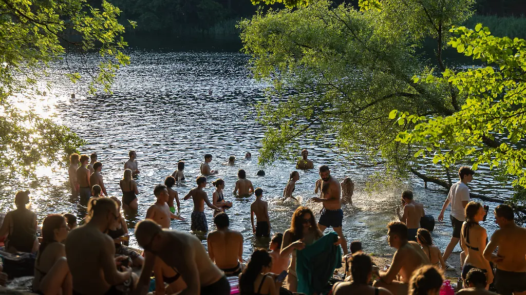 Hitzwelle-in-Deutschland-Berlin-Deutschland-28-6-2026-Menschen-erfrischen-sich-abends-in-der-Krummen-Lanke-einem-See-in-Berlin-waehrend-tagsueber-Temperaturen-von-39-9-Grad-Celsius-in-Berlin-als-neuer-jemals-gemessener-Hoechstwert-erreicht-wurden-Mit-41-7-Grad-Celsius-in-Neissemuende-Coschen-im-Landkreis-Oder-Spree-in-Brandenburg-wurde-heute-der-hoechste-jemals-gemessene-Wert-in-Deutschland-aufgezeichnet